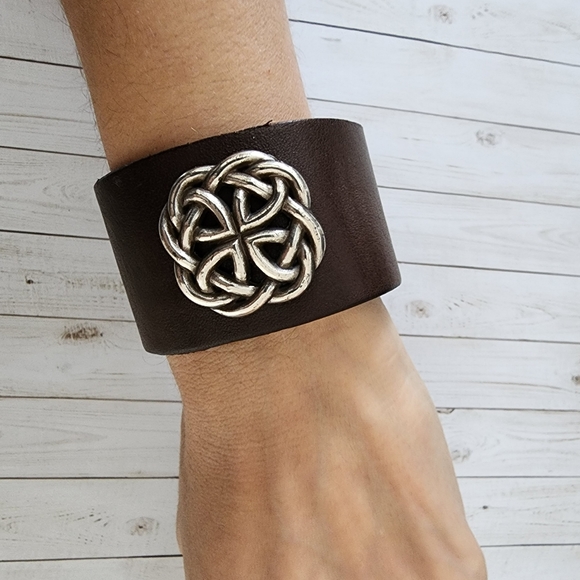 Leather bangle bracelet - Picture 3 of 3